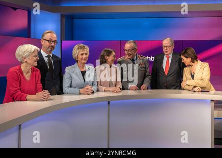 Maischberger am 26. November 2024 aus Köln. Das Gruppenbild wird vorbereitet, von links nach rechts: Die Journalistin Ulrike Herrmann taz. Der Journalist und Kolumnist Jan Fleischhauer Focus die Autorin und Journalistin Amelie Fried, die Sicherheitsexpertin Claudia Major, der Generalinspekteur der Bundeswehr Carsten Breuer, Peer Steinbrück, SPD Bundesfinanzminister A.D. und Gastgeberin Sandra Maischberger. Themen in der Talkrunde waren Koalitionsmöglichkeiten nach dem Ampel-aus sowie die neue Situation der Bundeswehr vor dem Hintergrund von Trumps Wahl zum US-Präsidenten und des Ukraine-Kriege Stockfoto