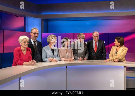 Maischberger am 26. November 2024 aus Köln. Das Gruppenbild wird vorbereitet, von links nach rechts: Die Journalistin Ulrike Herrmann taz. Der Journalist und Kolumnist Jan Fleischhauer Focus die Autorin und Journalistin Amelie Fried, die Sicherheitsexpertin Claudia Major, der Generalinspekteur der Bundeswehr Carsten Breuer, Peer Steinbrück, SPD Bundesfinanzminister A.D. und Gastgeberin Sandra Maischberger. Themen in der Talkrunde waren Koalitionsmöglichkeiten nach dem Ampel-aus sowie die neue Situation der Bundeswehr vor dem Hintergrund von Trumps Wahl zum US-Präsidenten und des Ukraine-Kriege Stockfoto