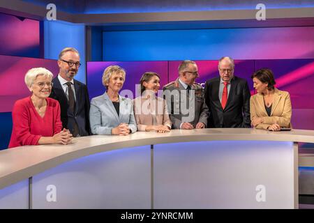 Maischberger am 26. November 2024 aus Köln. Das Gruppenbild wird vorbereitet, von links nach rechts: Die Journalistin Ulrike Herrmann taz. Der Journalist und Kolumnist Jan Fleischhauer Focus die Autorin und Journalistin Amelie Fried, die Sicherheitsexpertin Claudia Major, der Generalinspekteur der Bundeswehr Carsten Breuer, Peer Steinbrück, SPD Bundesfinanzminister A.D. und Gastgeberin Sandra Maischberger. Themen in der Talkrunde waren Koalitionsmöglichkeiten nach dem Ampel-aus sowie die neue Situation der Bundeswehr vor dem Hintergrund von Trumps Wahl zum US-Präsidenten und des Ukraine-Kriege Stockfoto