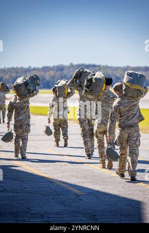 Soldaten des 1. Bataillons, des 507. Fallschirmjäger-Infanterieregiments, der Airborne and Ranger Training Brigade und qualifizierte Fallschirmjäger aus der ganzen Anlage schlossen sich ihren Kollegen aus Partnerländern bei der jährlichen Operation Toy Drop am 21. November 2024 in Fort Moore, Georgia, an. Aufgrund schlechter Wetterbedingungen konnte das Personal nicht springen, spendete aber Spielzeug, um Kindern und ihren Familien in dieser Weihnachtszeit zu helfen. (USA Fotos der Armee von Kapitän Stephanie Snyder) Stockfoto