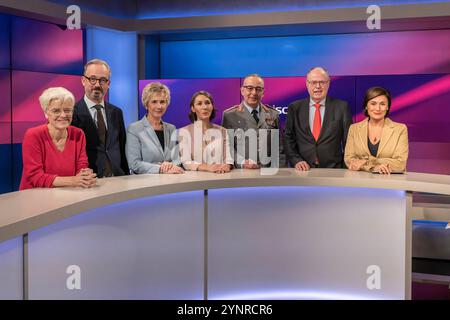 Maischberger am 26. November 2024 aus Köln. Gruppenbild von links nach rechts: Die Journalistin Ulrike Herrmann taz. Der Journalist und Kolumnist Jan Fleischhauer Focus die Autorin und Journalistin Amelie Fried, die Sicherheitsexpertin Claudia Major, der Generalinspekteur der Bundeswehr Carsten Breuer, Peer Steinbrück, SPD Bundesfinanzminister A.D. und Gastgeberin Sandra Maischberger. Themen in der Talkrunde waren Koalitionsmöglichkeiten nach dem Ampel-aus sowie die neue Situation der Bundeswehr vor dem Hintergrund von Trumps Wahl zum US-Präsidenten und des Ukraine-Krieges. Köln Nordrhein-West Stockfoto