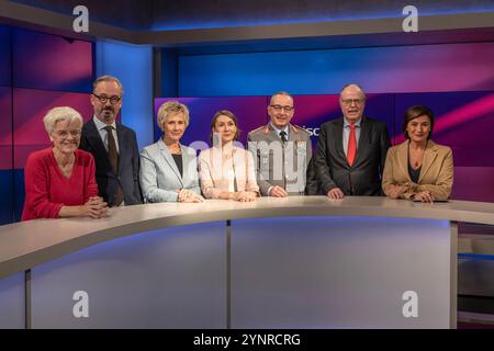 Maischberger am 26. November 2024 aus Köln. Gruppenbild von links nach rechts: Die Journalistin Ulrike Herrmann taz. Der Journalist und Kolumnist Jan Fleischhauer Focus die Autorin und Journalistin Amelie Fried, die Sicherheitsexpertin Claudia Major, der Generalinspekteur der Bundeswehr Carsten Breuer, Peer Steinbrück, SPD Bundesfinanzminister A.D. und Gastgeberin Sandra Maischberger. Themen in der Talkrunde waren Koalitionsmöglichkeiten nach dem Ampel-aus sowie die neue Situation der Bundeswehr vor dem Hintergrund von Trumps Wahl zum US-Präsidenten und des Ukraine-Krieges. Köln Nordrhein-West Stockfoto