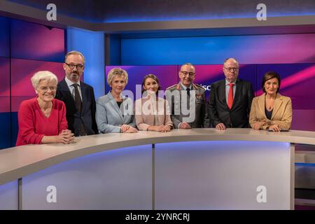 Maischberger am 26. November 2024 aus Köln. Gruppenbild von links nach rechts: Die Journalistin Ulrike Herrmann taz. Der Journalist und Kolumnist Jan Fleischhauer Focus die Autorin und Journalistin Amelie Fried, die Sicherheitsexpertin Claudia Major, der Generalinspekteur der Bundeswehr Carsten Breuer, Peer Steinbrück, SPD Bundesfinanzminister A.D. und Gastgeberin Sandra Maischberger. Themen in der Talkrunde waren Koalitionsmöglichkeiten nach dem Ampel-aus sowie die neue Situation der Bundeswehr vor dem Hintergrund von Trumps Wahl zum US-Präsidenten und des Ukraine-Krieges. Köln Nordrhein-West Stockfoto