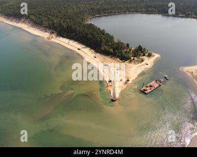 Der Detroit District und das Engineer Research and Development Center der U.S. Army in Zusammenarbeit mit der US Navy haben im September über 25.000 Kubikmeter Material aus Little Lake Harbor auf der oberen Halbinsel von Michigan entfernt. Die St. Marys River Section koordinierte die Vermietung von Ausrüstungen, baute und bediente Ausrüstungen, die eine eigene schwimmende Anlage und einen Schlepper beinhalteten, und trainierte die Navy in den Baggerarbeiten und Baumaschinen. Stockfoto