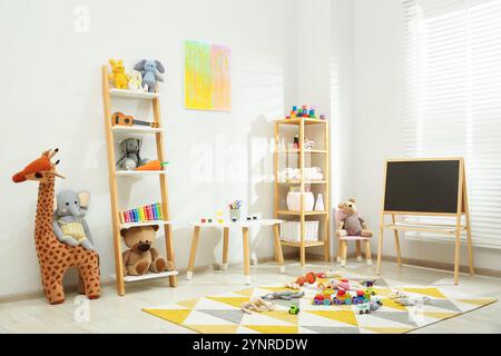 Wunderschöne Einrichtung im Kinderzimmer mit Spielzeug und stilvollen Möbeln Stockfoto
