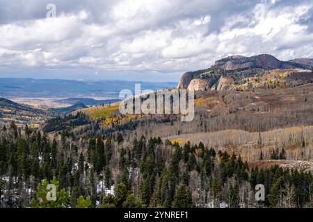 Blick auf PE-asco Amarillo beim Brazos Summit am Highway 64 an einem bewölkten Tag. Rio Arriba County, New Mexico, USA. Stockfoto