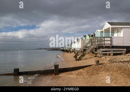 Thorpe Bay Beach, nahe Southend-on-Sea, Essex, England, Vereinigtes Königreich, an einem stürmischen Tag Stockfoto