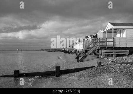 Schwarzweißbild des Strands Thorpe Bay, nahe Southend-on-Sea, Essex, England, Vereinigtes Königreich, an einem stürmischen Tag Stockfoto