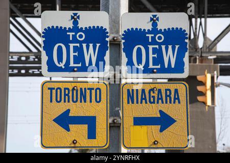 Richtung QEW-Schilder nach Toronto und Niagara an der Lakeshore Road in Hamilton, Ontario, Kanada Stockfoto