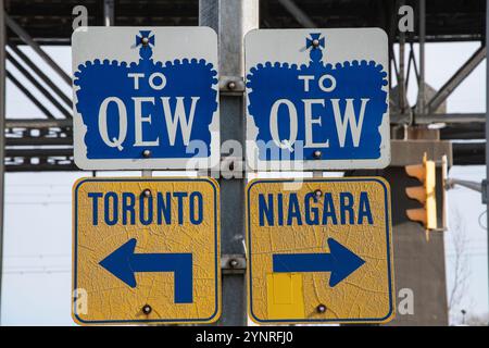 Richtung QEW-Schilder nach Toronto und Niagara an der Lakeshore Road in Hamilton, Ontario, Kanada Stockfoto