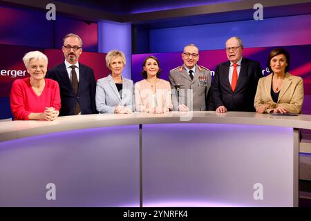 Journalistin Ulrike Herrmann taz, Journalistin Jan Fleischhauer Focus, Journalistin Amelie Fried, Sicherheitsexpertin Claudia Major, Generalinspekteur der Bundeswehr Carsten Breuer, Politiker Peer Steinbrück SPD und Moderatorin Sandra Maischberger in der ARD-Talkshow Maischberger im WDR-Studio Köln. Köln, 26.11.2024 NRW Deutschland *** Journalistin Ulrike Herrmann taz , Journalistin Jan Fleischhauer Focus , Journalistin Amelie Fried, Sicherheitsexpertin Claudia Major, Generalinspektor der Bundeswehr Carsten Breuer, Politiker Peer Steinbrück SPD und Moderatorin Sandra Maischberger auf dem ARD Talk sho Stockfoto