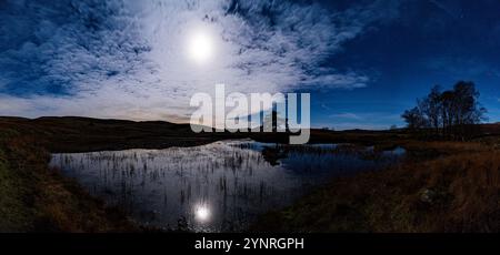 Panoramablick auf Kelly Hall Tarn im englischen Lake District bei Mondlicht Stockfoto