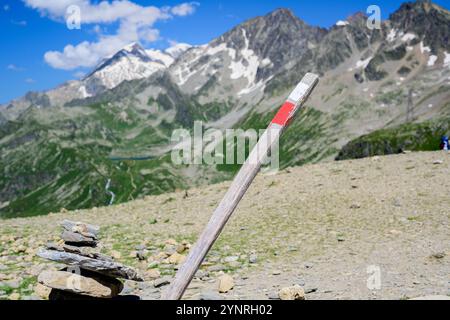 Der GR-Wegweiser. Die GR-Wanderwege sind ein Netz von Fernwanderwegen in Europa, hauptsächlich in Frankreich, Belgien, den Niederlanden und Spanien. Stockfoto