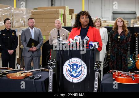 Carson, Kalifornien, USA. November 2024. AFRICA BELL, CBP Port Director von Los Angeles und Long Beach Seaport mit Vertretern des Department of Homeland Security, des Los Angeles County Sheriff's Department und Gibson kündigen die Beschlagnahme gefälschter Gibson-E-Gitarren an der zentralen Untersuchungsstation in Carson an. Die Multi-Agenturen-Operation führte zum Abfangen von über 3000 Gitarren, deren Wert, wenn auch echt, über 8 Millionen betrug. (Kreditbild: © Ron Lyon/ZUMA Press Wire) NUR REDAKTIONELLE VERWENDUNG! Nicht für kommerzielle ZWECKE! Stockfoto