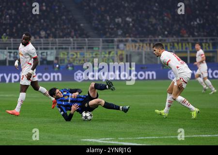 Mailand, Italien. November 2024. Lutsharel Geertruida und Andre Silva vom RB Leipzig sehen sich an, als Alessandro Bastoni vom FC Internazionale während des UEFA Champions League-Spiels im Stadio Giuseppe Meazza, Mailand, unbeholfen auf dem Ball landet. Der Bildnachweis sollte lauten: Jonathan Moscrop/Sportimage Credit: Sportimage Ltd/Alamy Live News Stockfoto