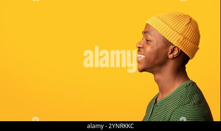 Profil Porträt Von Fröhlichen Schwarzen Hipster Guy In Orange Hat Stockfoto