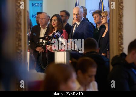 Bukarest, Rumänien. 26. November 2024: Die unabhängige Kandidatin Mircea Geoana, ehemalige stellvertretende NATO-Generalsekretärin, hält eine Pressekonferenz ab, nachdem sie nicht zur zweiten Runde der Präsidentschaftswahlen in Rumänien vorrücken konnte. Quelle: Lucian Alecu/Alamy Live News Stockfoto