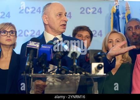 Bukarest, Rumänien. 26. November 2024: Die unabhängige Kandidatin Mircea Geoana, ehemalige stellvertretende NATO-Generalsekretärin, hält eine Pressekonferenz ab, nachdem sie nicht zur zweiten Runde der Präsidentschaftswahlen in Rumänien vorrücken konnte. Quelle: Lucian Alecu/Alamy Live News Stockfoto