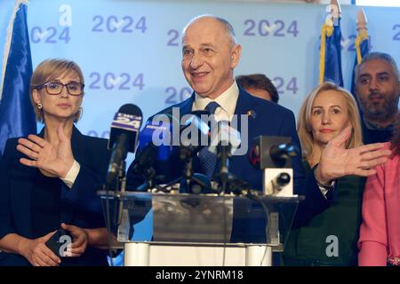 Bukarest, Rumänien. 26. November 2024: Die unabhängige Kandidatin Mircea Geoana, ehemalige stellvertretende NATO-Generalsekretärin, hält eine Pressekonferenz ab, nachdem sie nicht zur zweiten Runde der Präsidentschaftswahlen in Rumänien vorrücken konnte. Quelle: Lucian Alecu/Alamy Live News Stockfoto