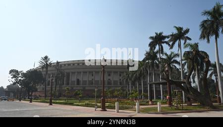 Neu-Delhi, Indien. November 2024. NEW DELHI, INDIEN - 26. NOVEMBER: Ein Blick auf neue und pld Parlamentsgebäude auf „Samvidhan Divas“ am 26. November 2024 in Neu-Delhi, Indien. Der Konstitutionstag, auch bekannt als Samvidhan Divas, wird jedes Jahr am 26. November gefeiert. An diesem Tag wurde die indische Verfassung 1949 von der Konstituierenden Versammlung Indiens verabschiedet. Die Verfassung trat schließlich am 26. Januar 1950 in Kraft, als Indien eine republik wurde. (Foto: Sonu Mehta/Hindustan Times/SIPA USA) Credit: SIPA USA/Alamy Live News Stockfoto