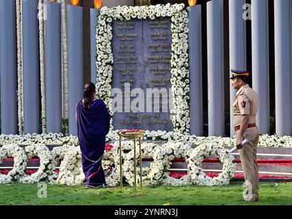 MUMBAI, INDIEN – 26. NOVEMBER 2024: Verwandte von Mumbai Police Martyrs huldigen den Anschlägen der Martyrs of 26/11 im Mumbai Police Headquarters. Am 26. November 2008 drangen zehn bewaffnete Militante der pakistanischen Terrorgruppe Lashkar-e-Taiba (LET) über die Seeroute in Mumbai ein und starteten eine Reihe von Angriffen auf prominente Orte, darunter das Taj Mahal Palace Hotel, das Oberoi Trident Hotel, den CST Bahnhof und das Nariman House. 166 Menschen kamen ums Leben, darunter 18 Sicherheitspersonal, und über 300 wurden verletzt. Die Angriffe dauern an Stockfoto