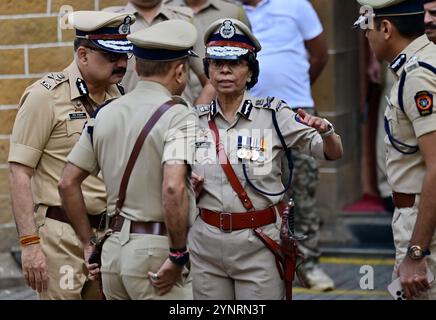 MUMBAI, INDIEN - 26. NOVEMBER: Maharashtra DG Rashmi Shukla interagiert mit Mumbai CP Vivek Phansalkar und SPL CP Deven Bharati, nachdem sie am 26. November 2024 in Mumbai, Indien, den Martyrs of 26/11 Attentate geehrt hatten. Am 26. November 2008 drangen zehn bewaffnete Militante der pakistanischen Terrorgruppe Lashkar-e-Taiba (LET) über die Seeroute in Mumbai ein und starteten eine Reihe von Angriffen auf prominente Orte, darunter das Taj Mahal Palace Hotel, das Oberoi Trident Hotel, den CST Bahnhof und das Nariman House. 166 Menschen verloren das Stockfoto