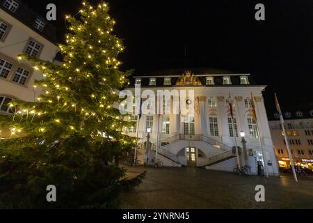 Weihnachtsmarkt in Bonn - 27.11.2024 der Bonner Weihnachtsmarkt 2024 verwandelt die Innenstadt der Bundesstadt, wie hier auf dem Marktplatz vor dem Alten Rathaus wieder in einer stimmungsvollen Budenstadt. Über 165 Stände bieten ein vielfältiges Angebot an kunsthandwerklichen und kulinarischen Köstlichkeiten. Der Markt ist bis zum 22. Dezember 2024 geöffnet. Bonn Innenstadt Nordrhein-Westfalen Deutschland *** Weihnachtsmarkt in Bonn 27 11 2024 der Bonner Weihnachtsmarkt 2024 verwandelt das Stadtzentrum der Bundesstadt, wie hier auf dem Marktplatz vor dem Alten Rathaus, wieder in ein A Stockfoto