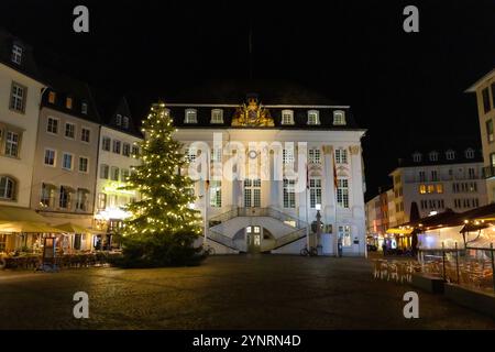 Weihnachtsmarkt in Bonn - 27.11.2024 der Bonner Weihnachtsmarkt 2024 verwandelt die Innenstadt der Bundesstadt, wie hier auf dem Marktplatz vor dem Alten Rathaus wieder in einer stimmungsvollen Budenstadt. Über 165 Stände bieten ein vielfältiges Angebot an kunsthandwerklichen und kulinarischen Köstlichkeiten. Der Markt ist bis zum 22. Dezember 2024 geöffnet. Bonn Innenstadt Nordrhein-Westfalen Deutschland *** Weihnachtsmarkt in Bonn 27 11 2024 der Bonner Weihnachtsmarkt 2024 verwandelt das Stadtzentrum der Bundesstadt, wie hier auf dem Marktplatz vor dem Alten Rathaus, wieder in ein A Stockfoto