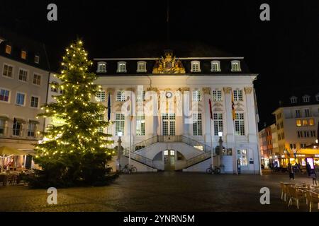 Weihnachtsmarkt in Bonn - 27.11.2024 der Bonner Weihnachtsmarkt 2024 verwandelt die Innenstadt der Bundesstadt, wie hier auf dem Marktplatz vor dem Alten Rathaus wieder in einer stimmungsvollen Budenstadt. Über 165 Stände bieten ein vielfältiges Angebot an kunsthandwerklichen und kulinarischen Köstlichkeiten. Der Markt ist bis zum 22. Dezember 2024 geöffnet. Bonn Innenstadt Nordrhein-Westfalen Deutschland *** Weihnachtsmarkt in Bonn 27 11 2024 der Bonner Weihnachtsmarkt 2024 verwandelt das Stadtzentrum der Bundesstadt, wie hier auf dem Marktplatz vor dem Alten Rathaus, wieder in ein A Stockfoto