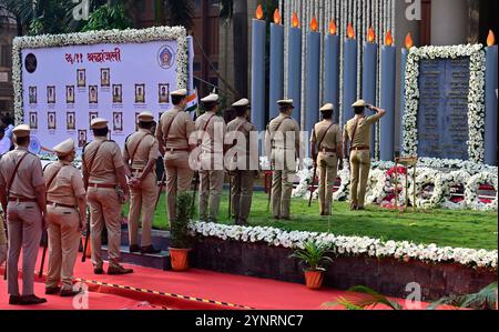 MUMBAI, INDIEN – 26. NOVEMBER 2024: Polizeibeamte von Mumbai huldigen den Anschlägen der Märtyrer von 26/11 im Polizeipräsidium Mumbai, Indien. Am 26. November 2008 drangen zehn bewaffnete Militante der pakistanischen Terrorgruppe Lashkar-e-Taiba (LET) über die Seeroute in Mumbai ein und starteten eine Reihe von Angriffen auf prominente Orte, darunter das Taj Mahal Palace Hotel, das Oberoi Trident Hotel, den CST Bahnhof und das Nariman House. 166 Menschen kamen ums Leben, darunter 18 Sicherheitspersonal, und über 300 wurden verletzt. Die Angriffe dauerten fast an Stockfoto