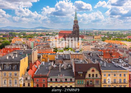 Aus der Vogelperspektive auf die Swidnica Kathedrale St. Stanislaus und St. Wenzel vom Rathausturm aus an einem sonnigen Tag, Polen Stockfoto