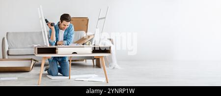 Bauen Sie neue Möbel zu Hause selbst, Handwerker und Reparaturmann Stockfoto