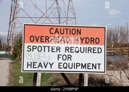 Achtung: Schild über dem Hydro-Dach am Hamilton Beach Park in Hamilton, Ontario, Kanada Stockfoto