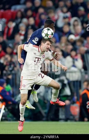 München, Deutschland. November 2024. Bild v.l.: Willian Pacho (FC Paris Saint-Germain, 51) und Thomas Mueller (FC Bayern München, 25), 26.11.2024, Fussball, UEFA Champions League, Bayern München - Paris St. Germain, GER, München, Allianz Arena, DFL-VORSCHRIFTEN VERBIETEN DIE VERWENDUNG VON FOTOGRAFIEN ALS BILDSEQUENZEN UND/ODER QUASI-VIDEO. Quelle: dpa/Alamy Live News Stockfoto