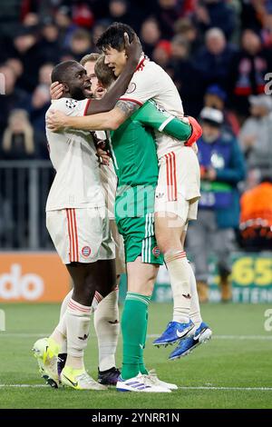 München, Deutschland. November 2024. Bild v.l.: Harry Kane (FC Bayern München, 9), Dayot Upamecano (FC Bayern München, 2), Keeper, Torwart Manuel neuer (FC Bayern München, 1) und Mann des Spiels Min-jae Kim (FC Bayern München, 3), Jubel nach dem Sieg gegen Paris, jubelnd, jubelt, jubelt, jubelt, jubeln, jubeln, jubeln, jubeln, jubeln, Emotionen, 26.11.2024, Fussball, UEFA Champions League, Bayern München - Paris St. Germain, GER, München, Allianz Arena, DFL VORSCHRIFTEN VERBIETEN DIE VERWENDUNG VON FOTOS ALS BILDSEQUENZEN UND/ODER QUASI-VIDEO. Quelle: dpa/Alamy Live News Stockfoto