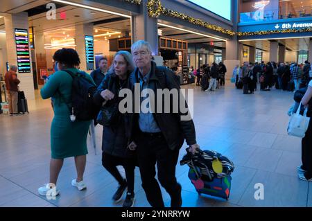 New York, Usa. November 2024. Zwei Tage vor Thanksgiving laufen die Menschen durch die Moynihan Train Hall in Manhattan, New York City. Da Thanksgiving naht, fahren viele Reisende in New York City zu Verkehrsknotenpunkten. Es wird erwartet, dass die Anzahl der Reisenden in dieser Urlaubswoche den Verkehr an Bahnhöfen, Busbahnhöfen und Flughäfen verursacht. Quelle: SOPA Images Limited/Alamy Live News Stockfoto