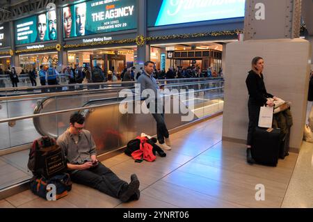 New York, Usa. November 2024. Zwei Tage vor dem Erntedankfest werden Menschen in der Moynihan Train Hall in Manhattan, New York City, gesehen. Da Thanksgiving naht, fahren viele Reisende in New York City zu Verkehrsknotenpunkten. Es wird erwartet, dass die Anzahl der Reisenden in dieser Urlaubswoche den Verkehr an Bahnhöfen, Busbahnhöfen und Flughäfen verursacht. Quelle: SOPA Images Limited/Alamy Live News Stockfoto