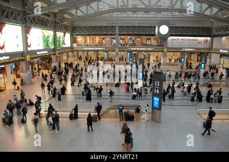 New York, Usa. November 2024. Zwei Tage vor dem Erntedankfest werden Menschen in der Moynihan Train Hall in Manhattan, New York City, gesehen. Da Thanksgiving naht, fahren viele Reisende in New York City zu Verkehrsknotenpunkten. Es wird erwartet, dass die Anzahl der Reisenden in dieser Urlaubswoche den Verkehr an Bahnhöfen, Busbahnhöfen und Flughäfen verursacht. Quelle: SOPA Images Limited/Alamy Live News Stockfoto