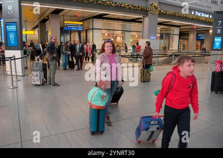 New York, Usa. November 2024. Zwei Tage vor Thanksgiving laufen die Menschen durch die Moynihan Train Hall in Manhattan, New York City. Da Thanksgiving naht, fahren viele Reisende in New York City zu Verkehrsknotenpunkten. Es wird erwartet, dass die Anzahl der Reisenden in dieser Urlaubswoche den Verkehr an Bahnhöfen, Busbahnhöfen und Flughäfen verursacht. (Foto: Jimin Kim/SOPA Images/SIPA USA) Credit: SIPA USA/Alamy Live News Stockfoto