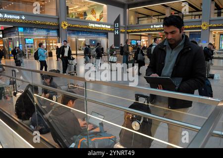 New York, Usa. November 2024. Zwei Tage vor dem Erntedankfest werden Menschen in der Moynihan Train Hall in Manhattan, New York City, gesehen. Da Thanksgiving naht, fahren viele Reisende in New York City zu Verkehrsknotenpunkten. Es wird erwartet, dass die Anzahl der Reisenden in dieser Urlaubswoche den Verkehr an Bahnhöfen, Busbahnhöfen und Flughäfen verursacht. (Foto: Jimin Kim/SOPA Images/SIPA USA) Credit: SIPA USA/Alamy Live News Stockfoto