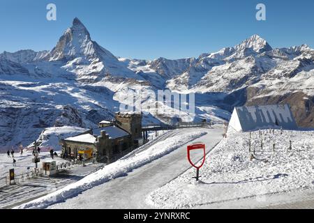 Das Matterhorn (links) und andere Gipfel der Schweizer Alpen sind vom Aussichtspunkt Gornergrat in Zermatt aus zu sehen. In der rechten unteren Bildecke ist der Bahnhof Gornergrat mit 3.089 Metern der höchste Freiluftbahnhof Europas. Die berühmte Form des Matterhorns wird seit langem auf der Verpackung von Toblerone Swiss Pralinen verwendet. Stockfoto