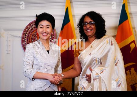 Colombo, Sri Lanka. November 2024. Sun Haiyan, stellvertretender Leiter der Internationalen Abteilung des Zentralkomitees der Kommunistischen Partei Chinas (KPC), trifft am 24. November 2024 in Colombo, Sri Lanka, mit dem Premierminister von Sri Lanka, Harini Amarasuriya zusammen. Eine von Sun geleitete Delegation des KPC besuchte Sri Lanka vom 23. Bis 26. November. Quelle: Chen Dongshu/Xinhua/Alamy Live News Stockfoto