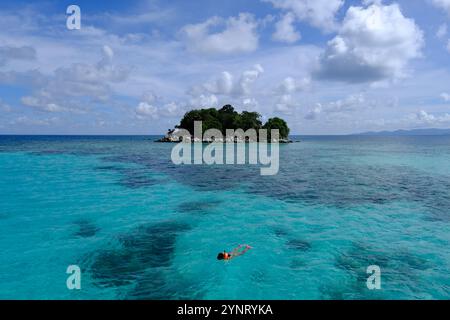 Indonesien Anambas Islands - weibliche Schnorchlerin im Korallenriff Stockfoto