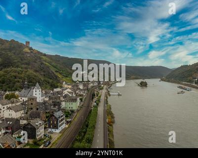 Aus der Vogelperspektive von Kaub entlang des Rheins in Deutschland mit Gutenfels und Pfalzgrafensten auf einer Insel Stockfoto
