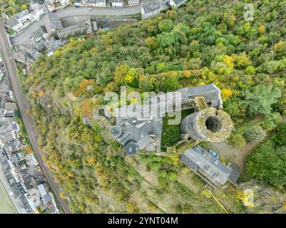 Von oben auf die Burg Katz über der deutschen Stadt Sankt Goarshausen in Rheinland-Pfalz. Rund um Donjon und mittelalterliches Palastgebäude Stockfoto