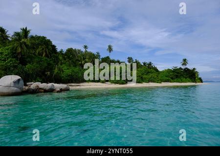 Indonesien Anambas Inseln - idyllische Küste mit Steinen, Strand und Palmen Stockfoto