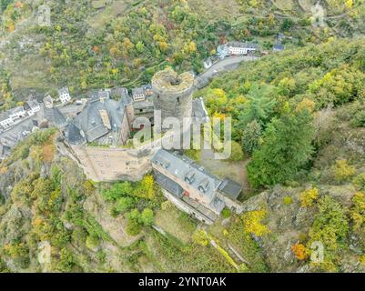 Von oben auf die Burg Katz über der deutschen Stadt Sankt Goarshausen in Rheinland-Pfalz. Rund um Donjon und mittelalterliches Palastgebäude Stockfoto