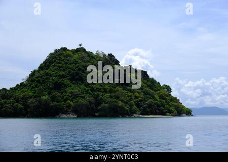 Indonesien Anambas Inseln - kleine Insel mit idyllischem Strand im Archipel Stockfoto