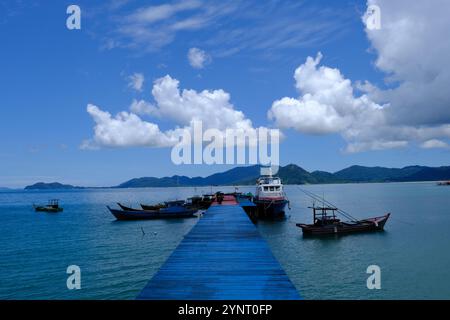 Indonesien Anambas Inseln - Jemaja Insel Padang Melang Strand mit Steg Stockfoto