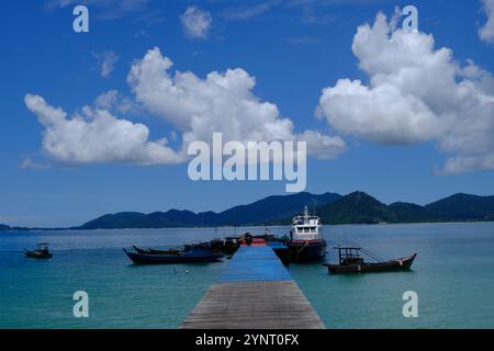 Indonesien Anambas Inseln - Jemaja Insel Padang Melang Strand mit Steg Stockfoto